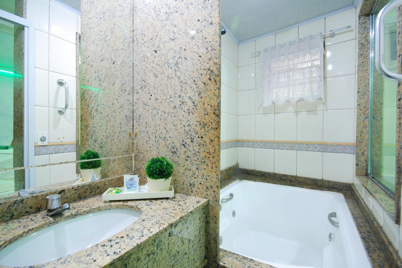 Mirage Motel Γκουαρούλιος Εξωτερικό φωτογραφία